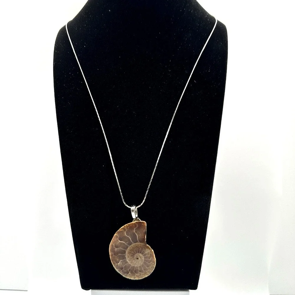 Ammonite Lg Fossil Pendant Necklace Brown Nautilus Shell Slice Silver Tone 18